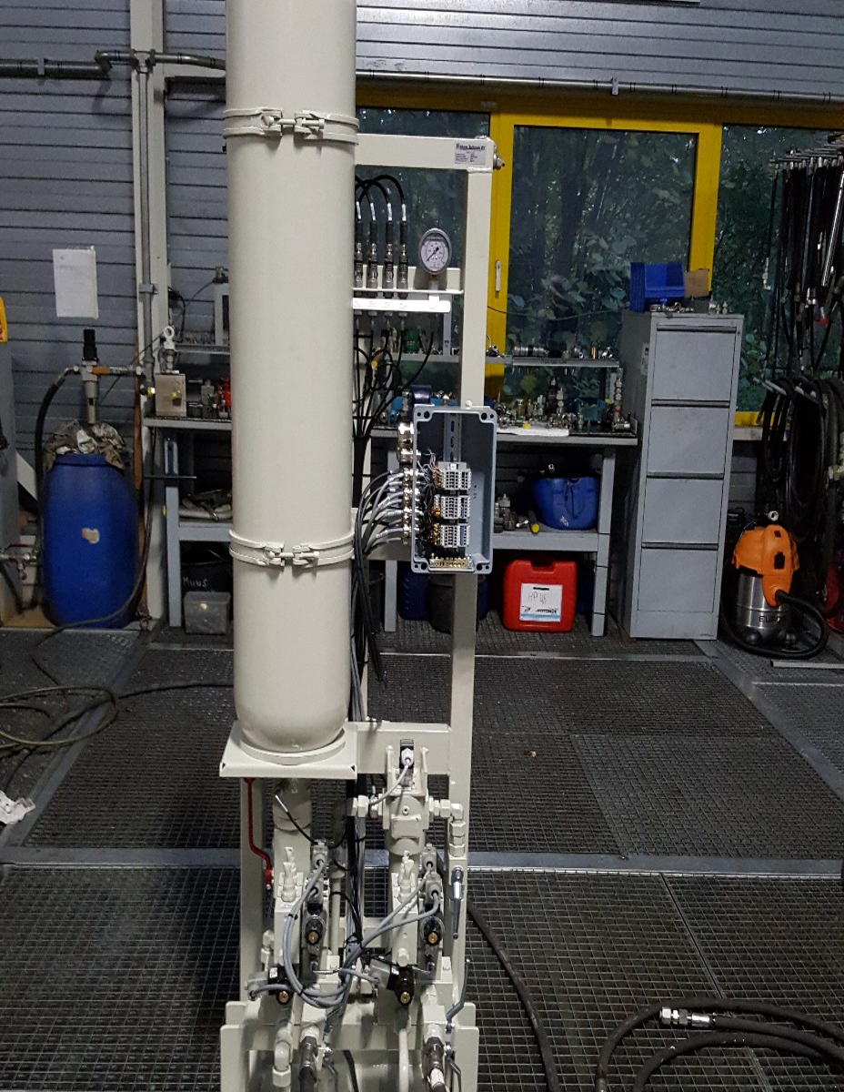 Manifold and accumulator for the moonpool cylinders